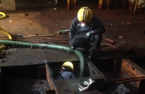 workers cleaning out ship bilge tanks with PV500 industrial vacuum system